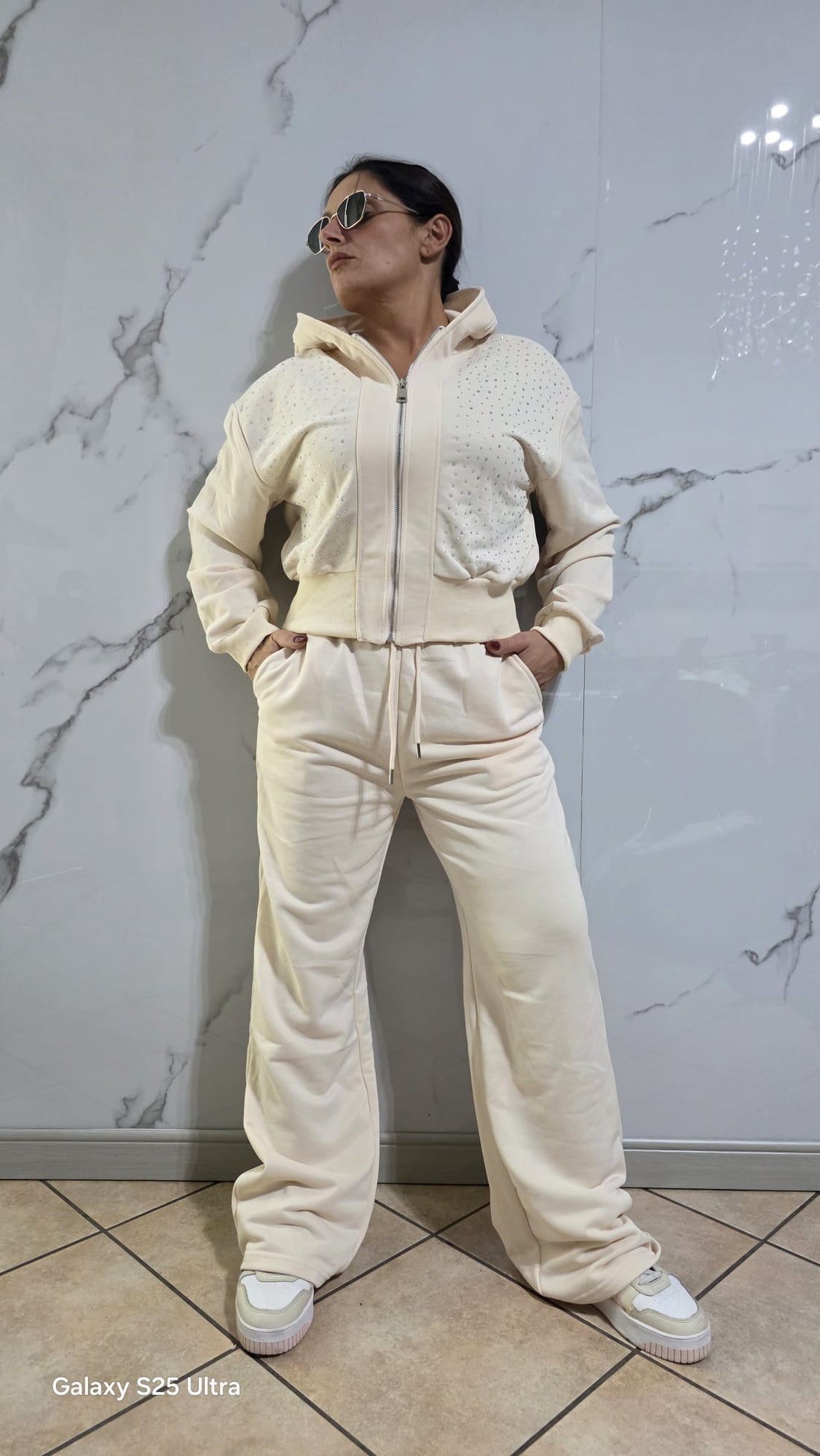 Tuta Completa Donna con Dettagli Glitter in Tessuto Morbido e Confortevole per un Look Elegante e Moderno