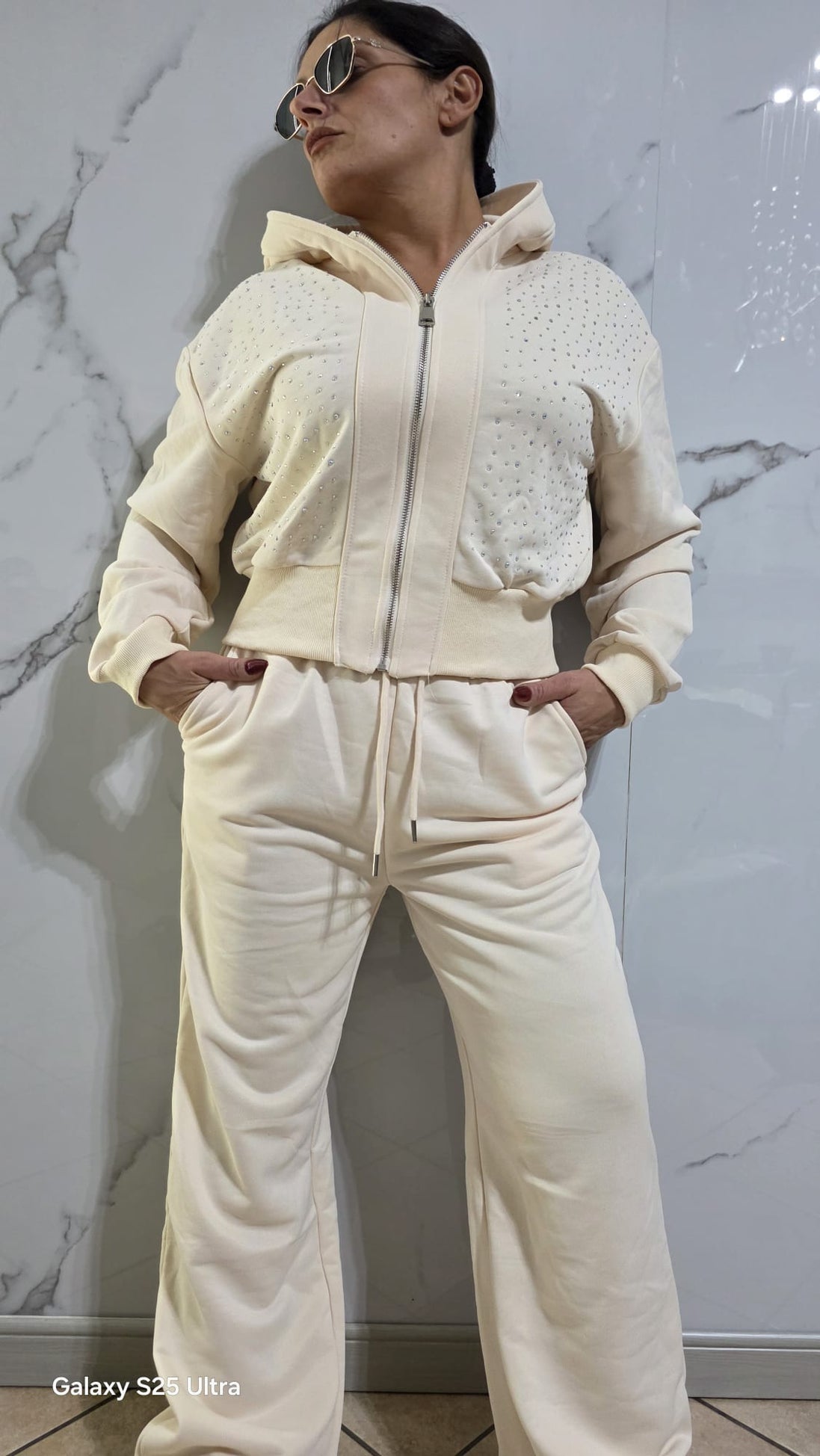 Tuta Completa Donna con Dettagli Glitter in Tessuto Morbido e Confortevole per un Look Elegante e Moderno