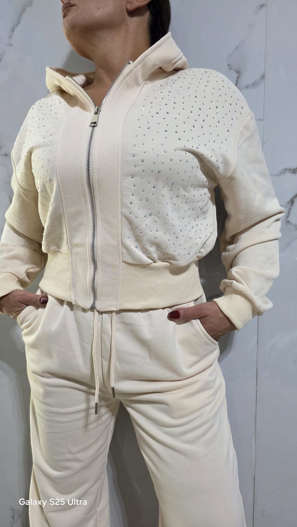 Tuta Completa Donna con Dettagli Glitter in Tessuto Morbido e Confortevole per un Look Elegante e Moderno