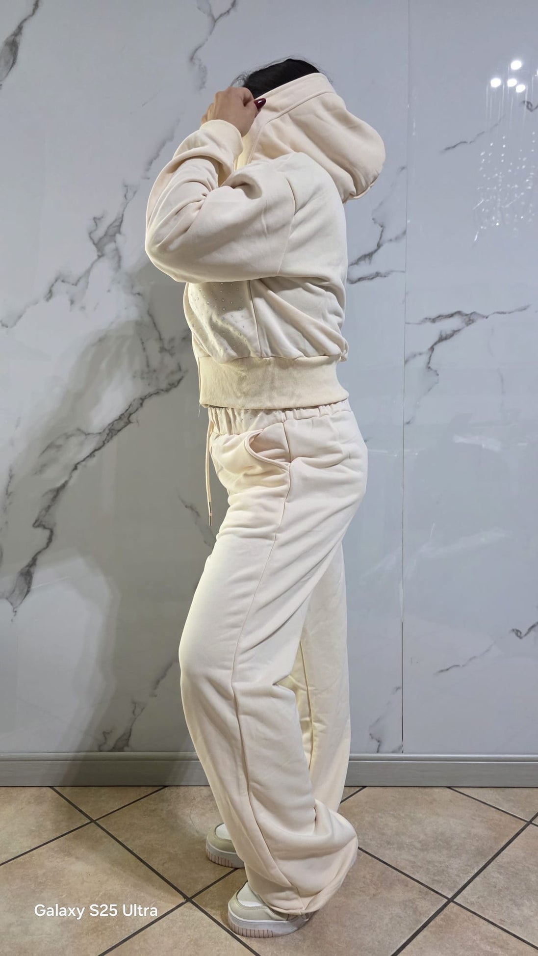 Tuta Completa Donna con Dettagli Glitter in Tessuto Morbido e Confortevole per un Look Elegante e Moderno
