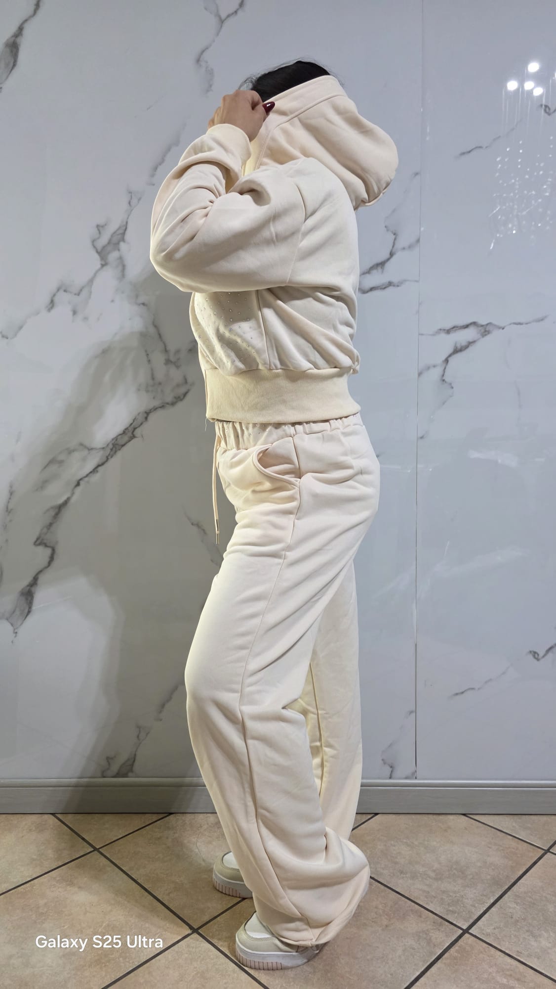 Tuta Completa Donna con Dettagli Glitter in Tessuto Morbido e Confortevole per un Look Elegante e Moderno