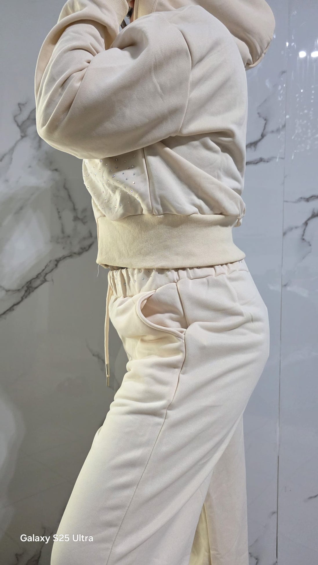 Tuta Completa Donna con Dettagli Glitter in Tessuto Morbido e Confortevole per un Look Elegante e Moderno