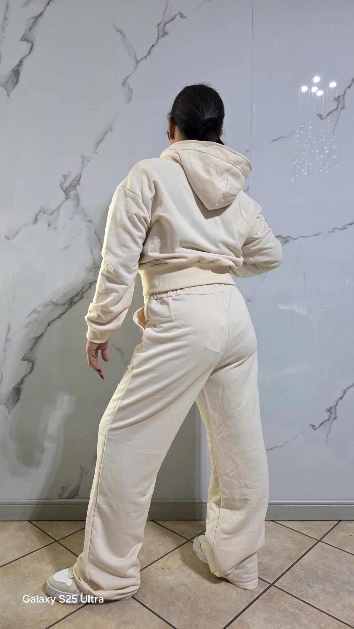 Tuta Completa Donna con Dettagli Glitter in Tessuto Morbido e Confortevole per un Look Elegante e Moderno
