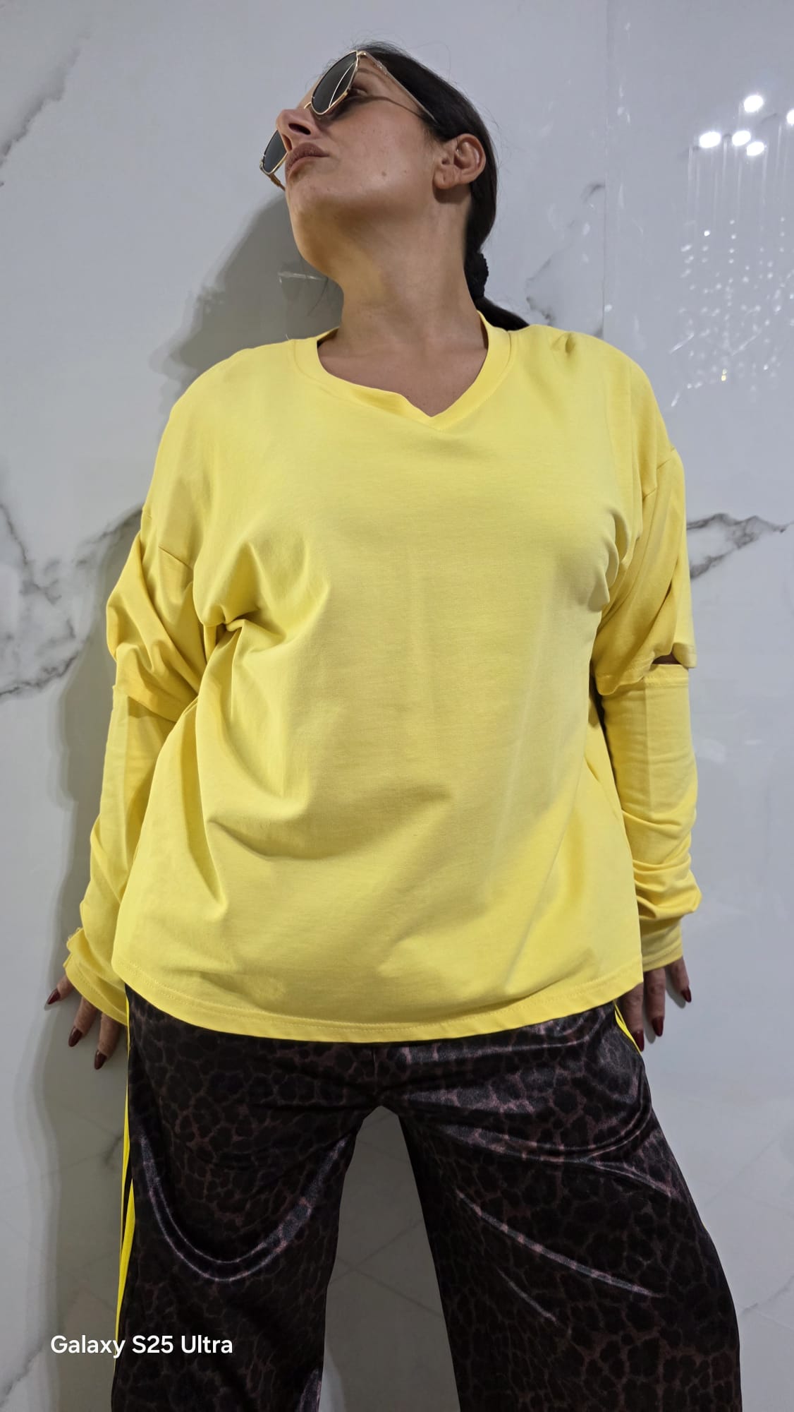 Felpa Gialla con Maniche Lunghe e Collo a V per Donna Comfortabile e Versatile
