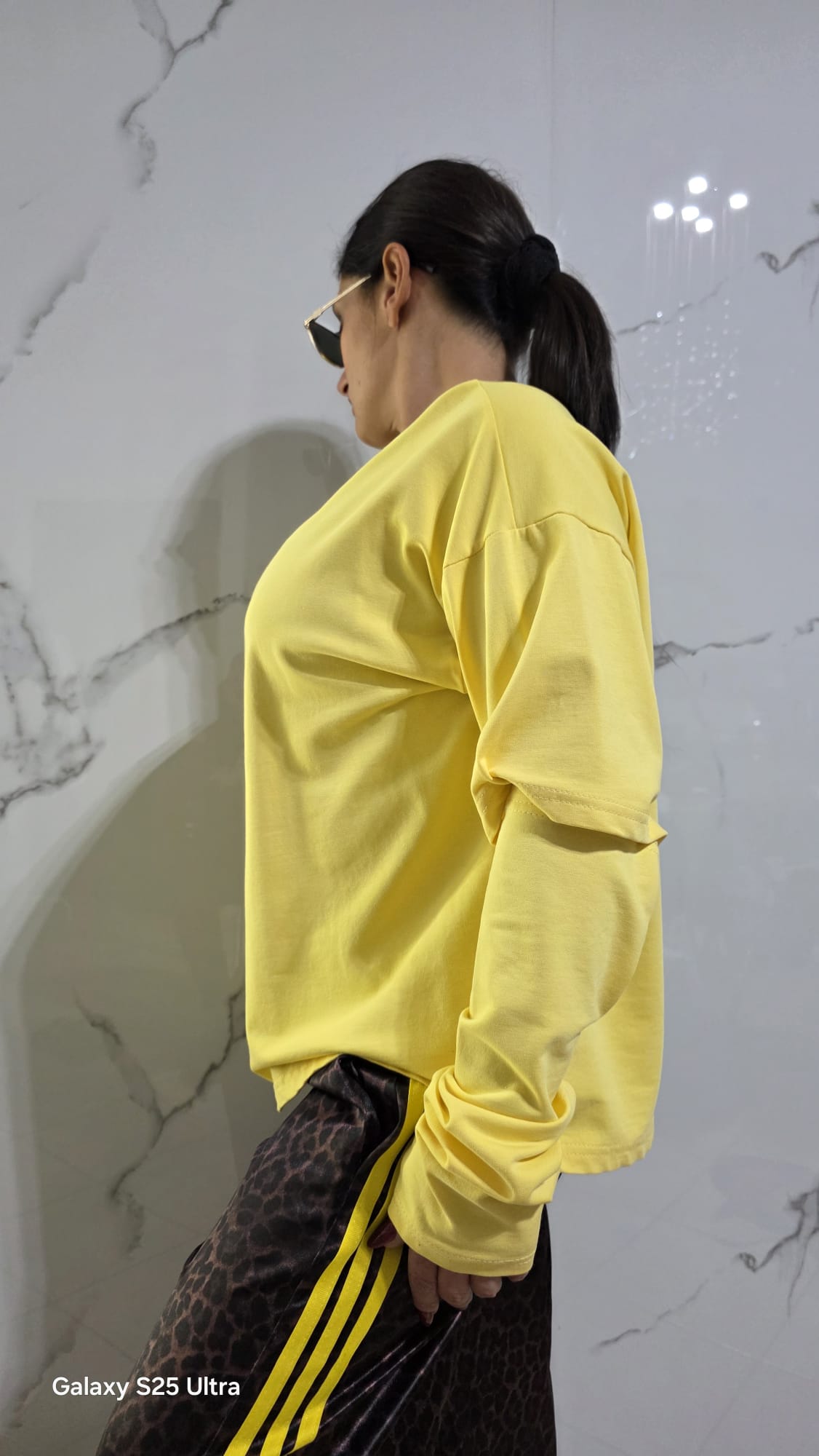 Felpa Gialla con Maniche Lunghe e Collo a V per Donna Comfortabile e Versatile