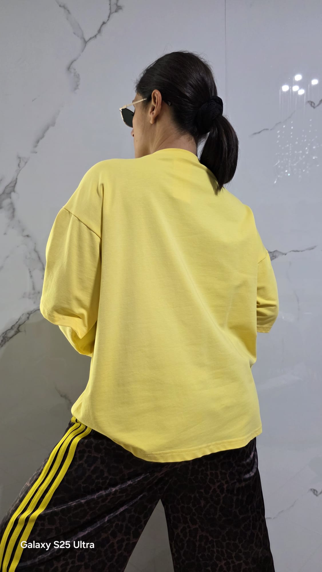 Felpa Gialla con Maniche Lunghe e Collo a V per Donna Comfortabile e Versatile