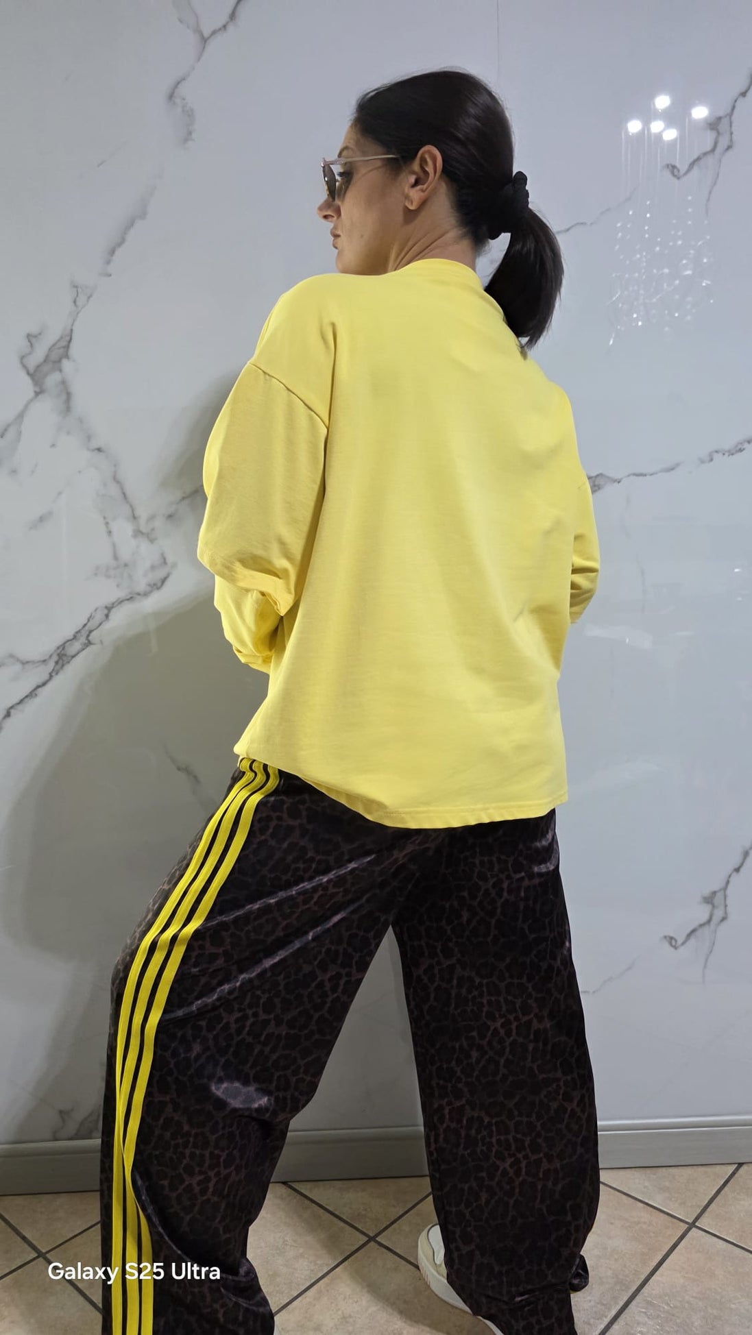 Felpa Gialla con Maniche Lunghe e Collo a V per Donna Comfortabile e Versatile