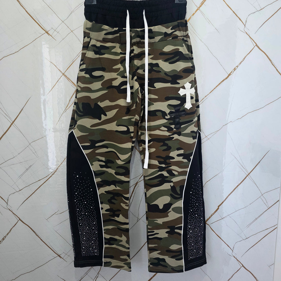 Pantatuta Donna Stile Militare con Molle Alle Caviglie in Fantasia Camouflage con Dettagli Bianchi e Neri