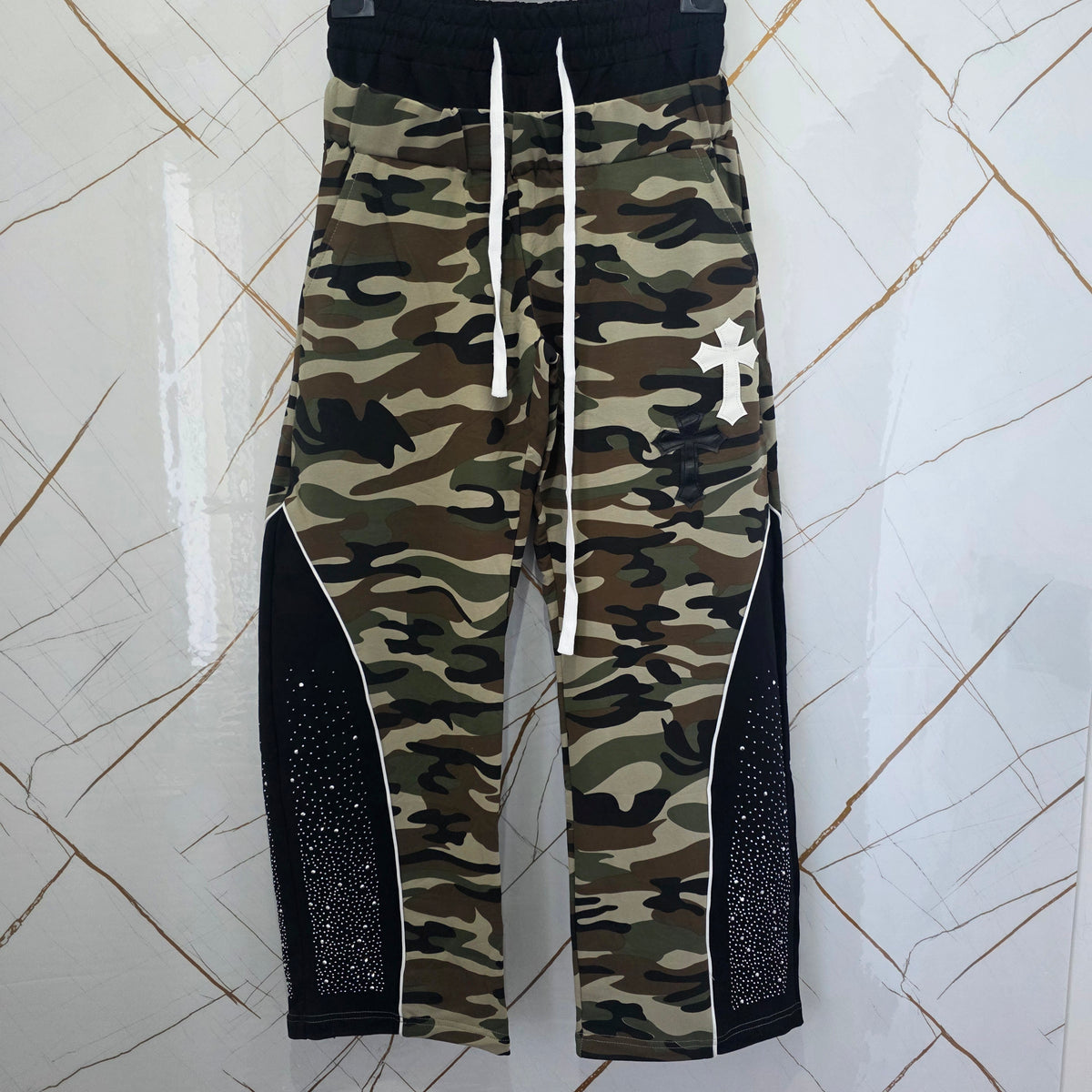 Pantatuta Donna Stile Militare con Molle Alle Caviglie in Fantasia Camouflage con Dettagli Bianchi e Neri