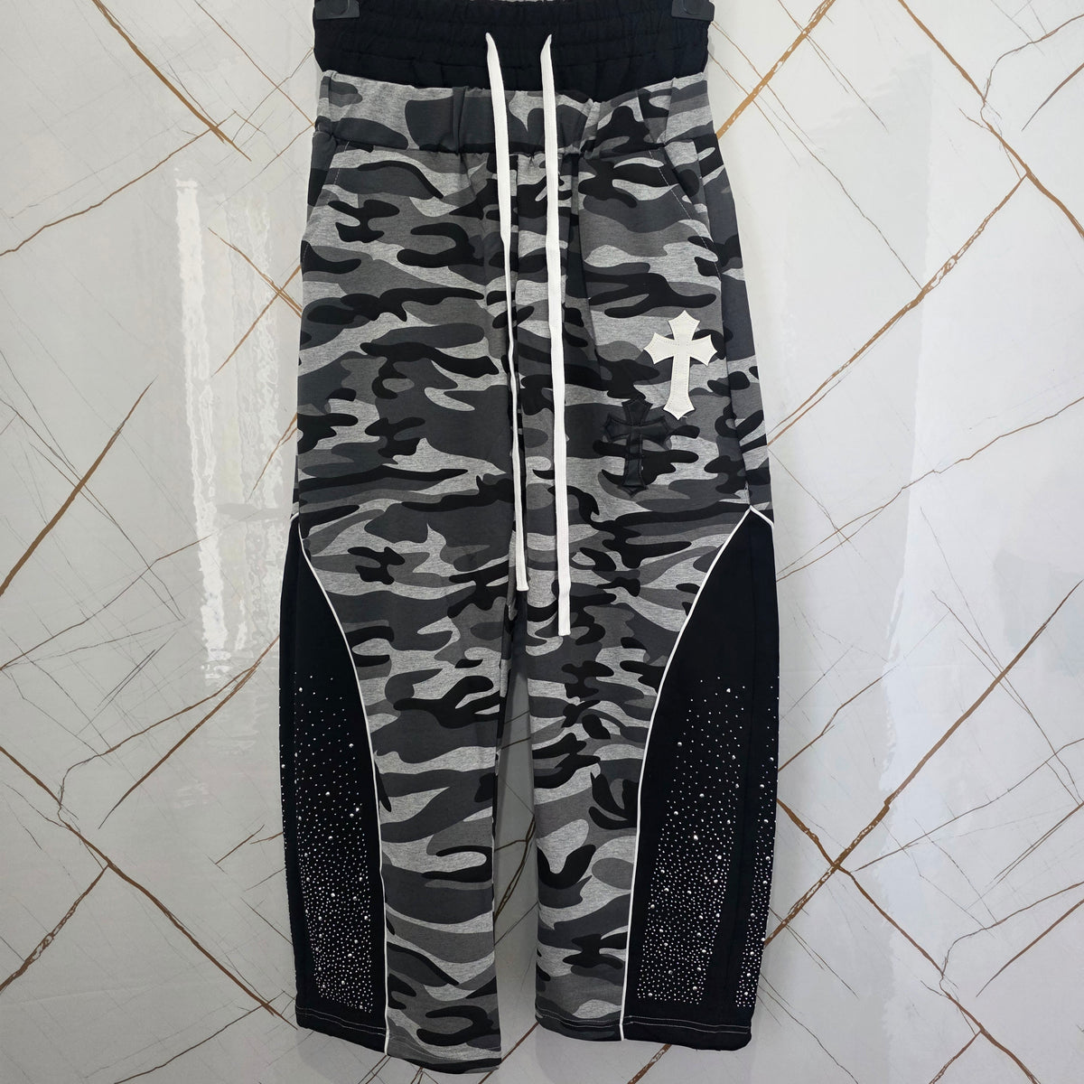 Pantatuta Donna Stile Militare con Molle Alle Caviglie in Fantasia Camouflage con Dettagli Bianchi e Neri