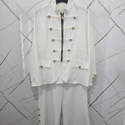 Abbigliamento Elegante Donna Completo Bianco con Dettagli Dorati e Tasche Laterali Stile Moderno e Raffinato per Occasioni Speciali