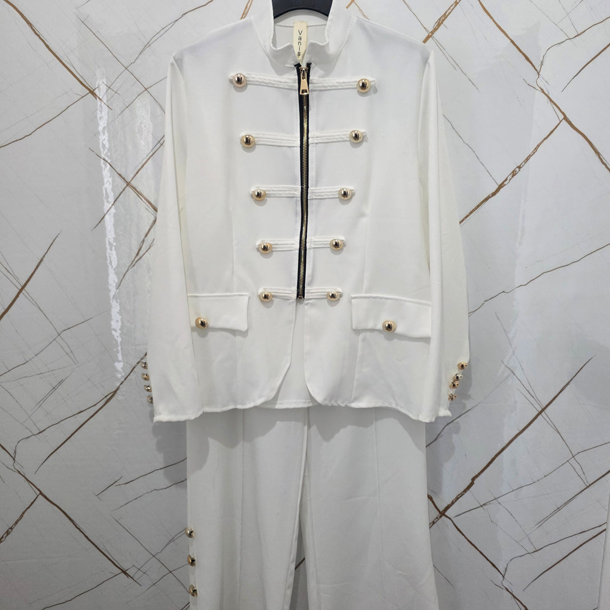 Abbigliamento Elegante Donna Completo Bianco con Dettagli Dorati e Tasche Laterali Stile Moderno e Raffinato per Occasioni Speciali