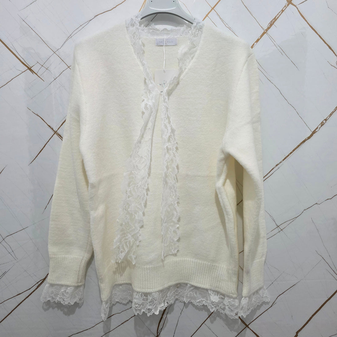 Cardigan Nero con Dettagli in Pizzo Bianco per Donna Elegante e Comfortabile