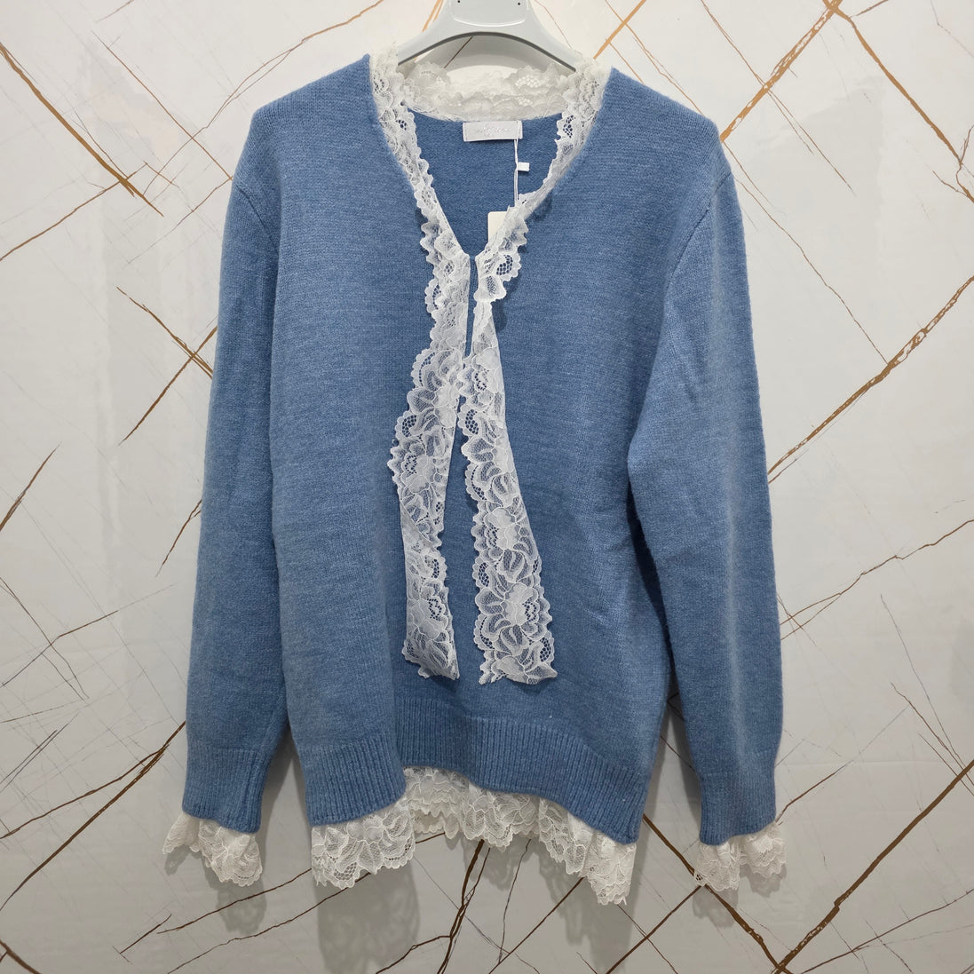 Cardigan Nero con Dettagli in Pizzo Bianco per Donna Elegante e Comfortabile