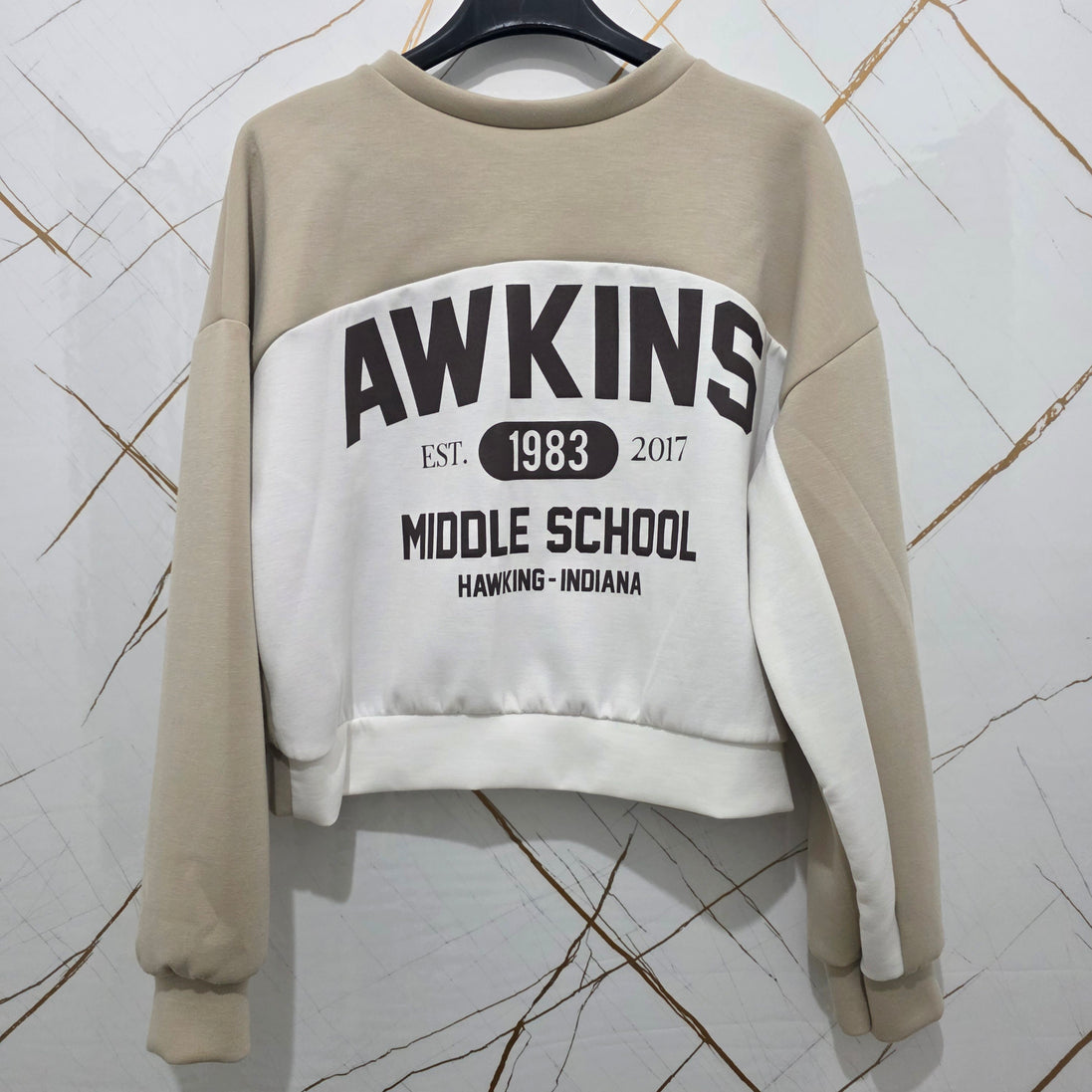 Hawkins Spirit Felpa Donna Awkins Middle School 1983-2017 Nero Bianco Stile Casual Comfortabile con Logo Vintage per Fan della Cultura Pop Design Unico Sportivo