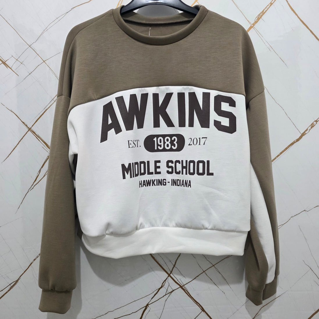 Hawkins Spirit Felpa Donna Awkins Middle School 1983-2017 Nero Bianco Stile Casual Comfortabile con Logo Vintage per Fan della Cultura Pop Design Unico Sportivo