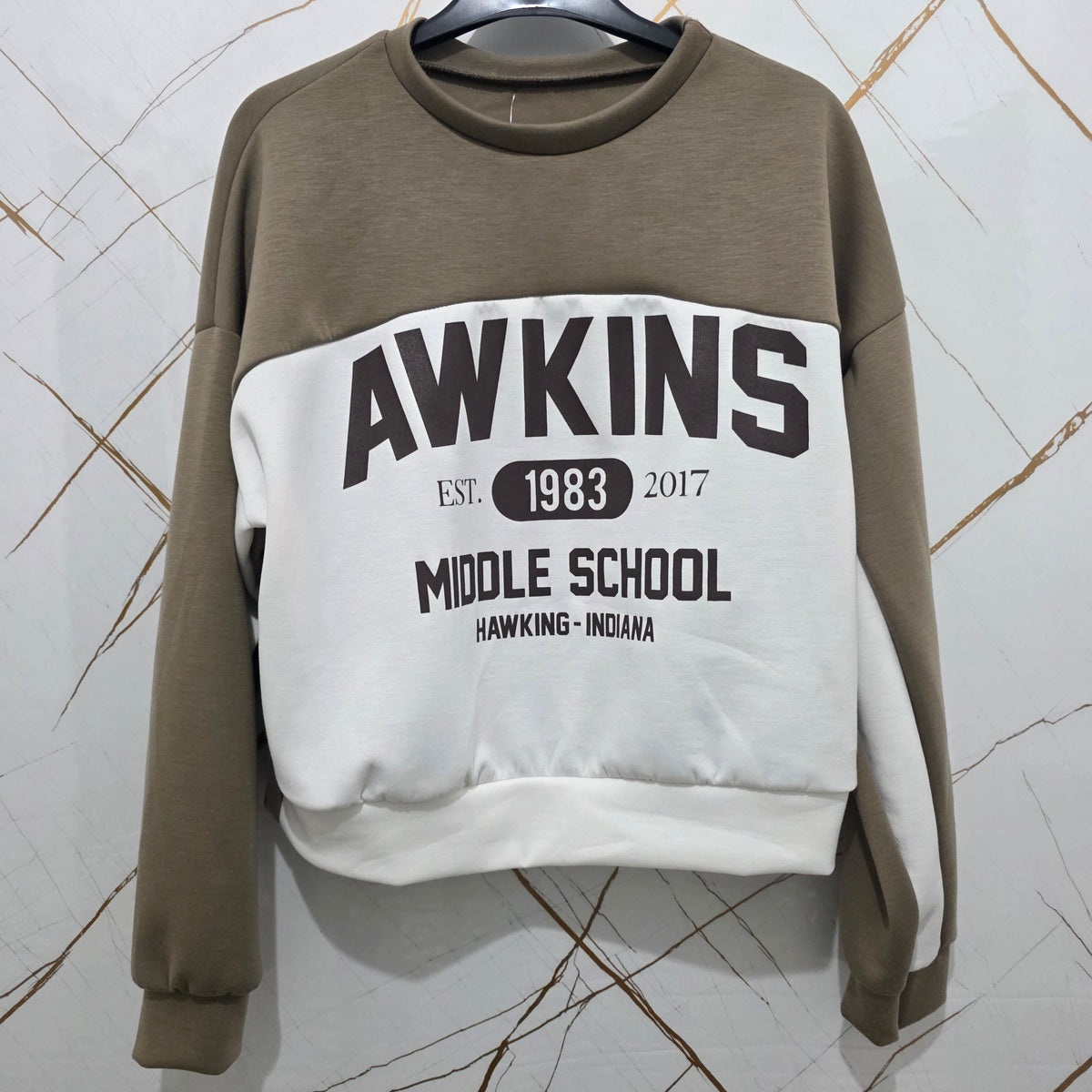 Hawkins Spirit Felpa Donna Awkins Middle School 1983-2017 Nero Bianco Stile Casual Comfortabile con Logo Vintage per Fan della Cultura Pop Design Unico Sportivo