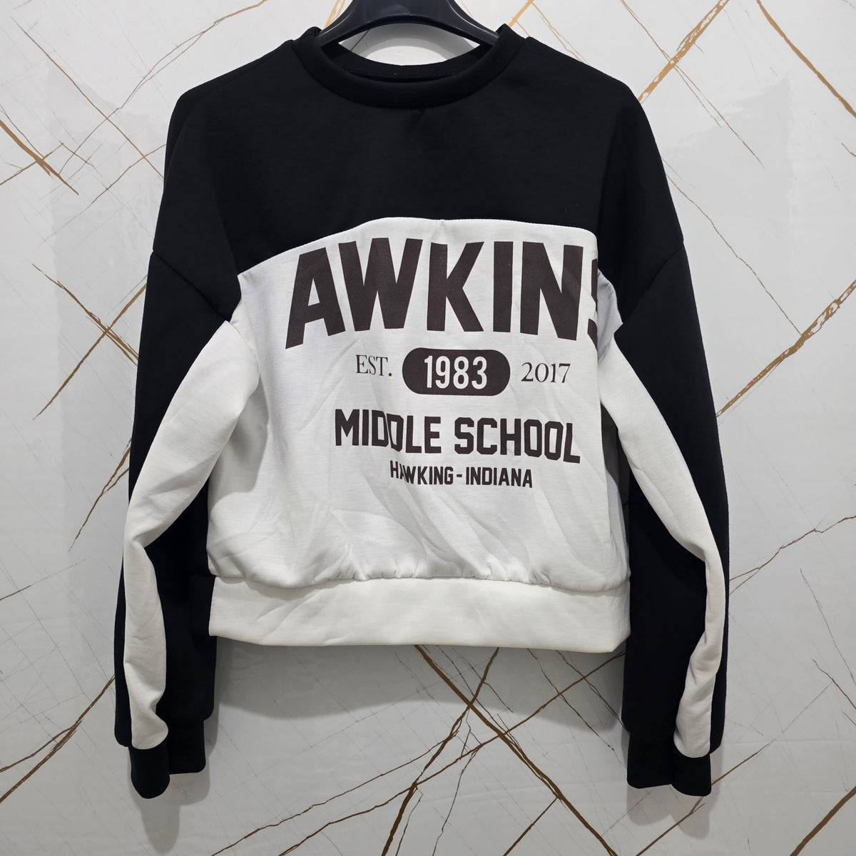 Hawkins Spirit Felpa Donna Awkins Middle School 1983-2017 Nero Bianco Stile Casual Comfortabile con Logo Vintage per Fan della Cultura Pop Design Unico Sportivo