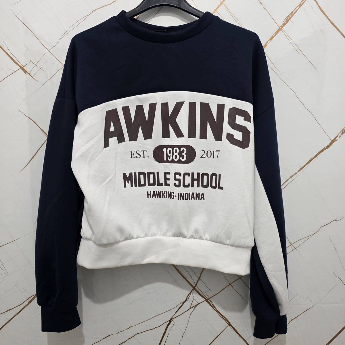 Hawkins Spirit Felpa Donna Awkins Middle School 1983-2017 Nero Bianco Stile Casual Comfortabile con Logo Vintage per Fan della Cultura Pop Design Unico Sportivo