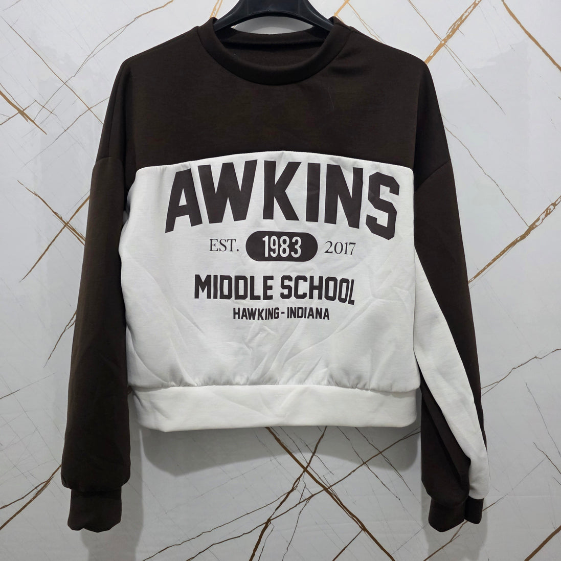 Hawkins Spirit Felpa Donna Awkins Middle School 1983-2017 Nero Bianco Stile Casual Comfortabile con Logo Vintage per Fan della Cultura Pop Design Unico Sportivo