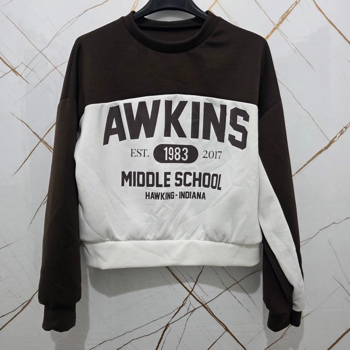 Hawkins Spirit Felpa Donna Awkins Middle School 1983-2017 Nero Bianco Stile Casual Comfortabile con Logo Vintage per Fan della Cultura Pop Design Unico Sportivo