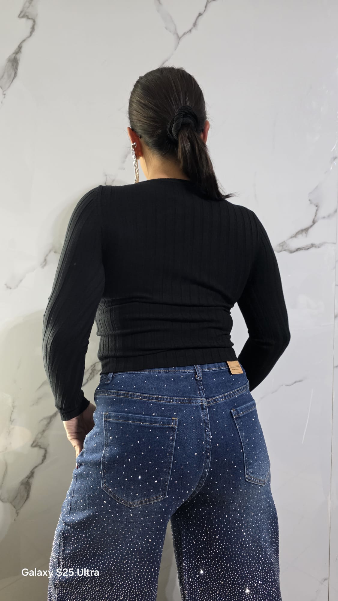Maglia a Costina Nero con Maniche Lunghe e Design Elegante per Look Casual