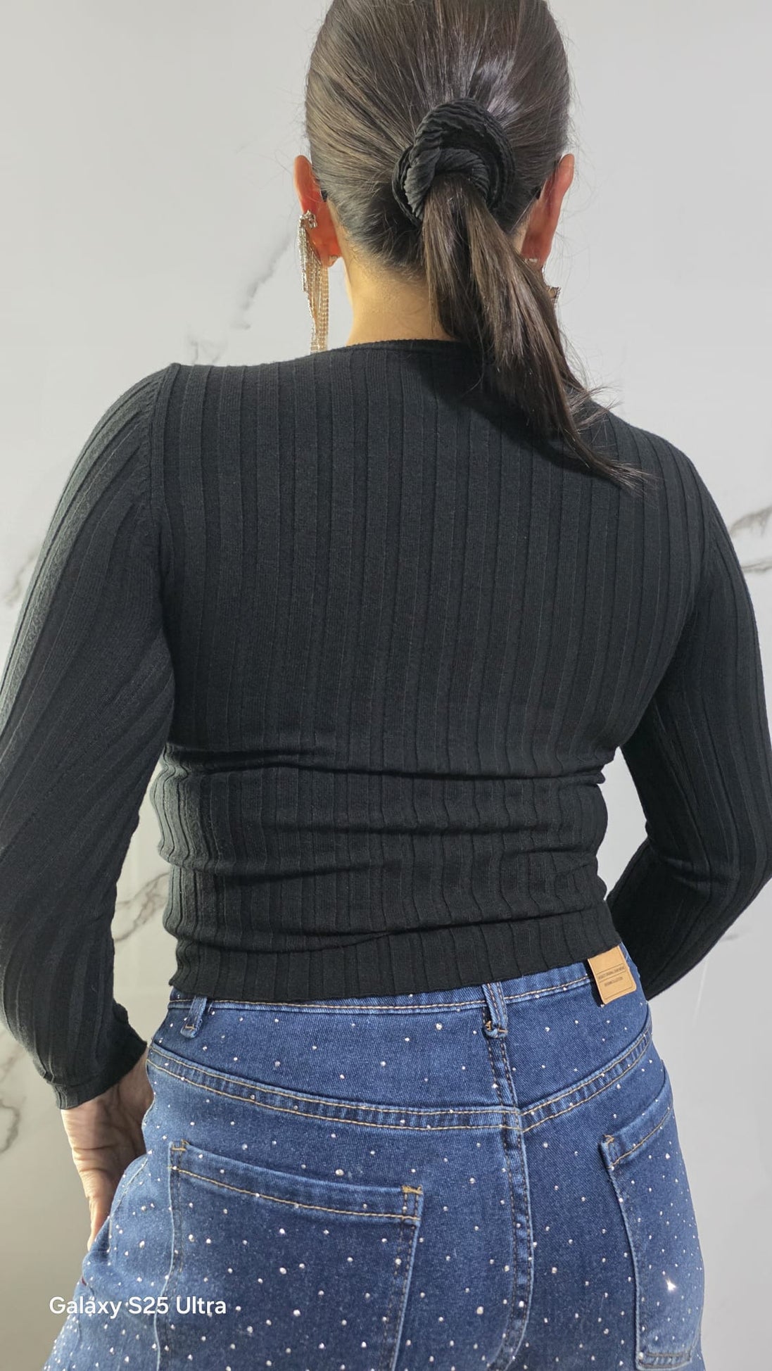 Maglia a Costina Nero con Maniche Lunghe e Design Elegante per Look Casual