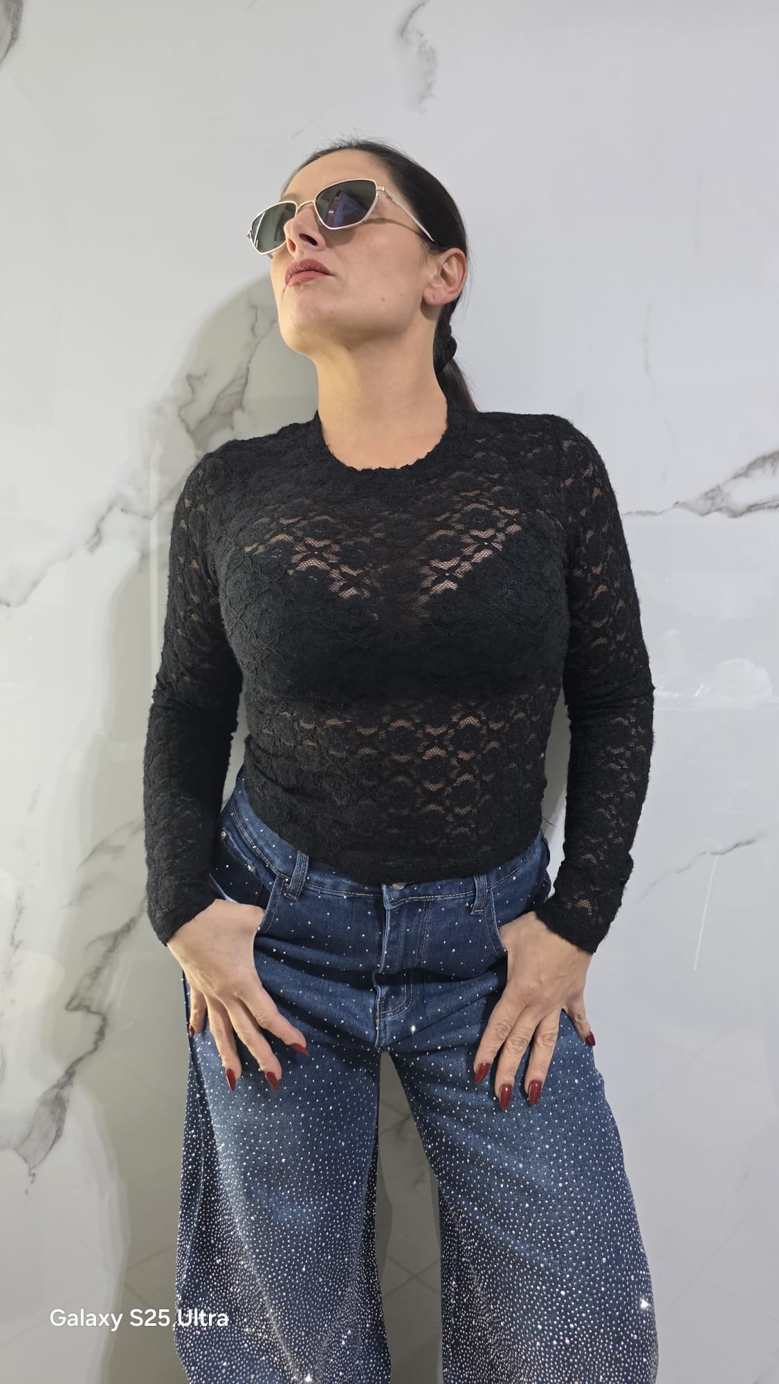 Maglia in Rete Nera con Maniche Lunghe e Dettagli in Rete per un Look Elegante e Moderno