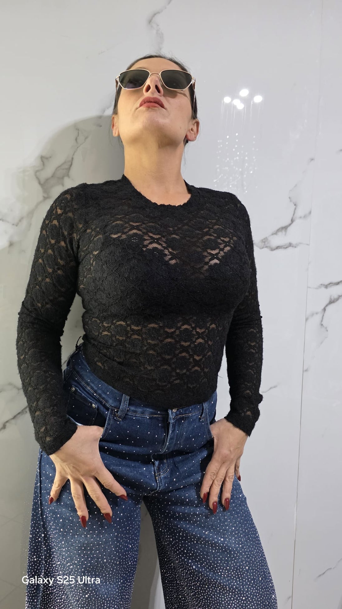 Maglia in Rete Nera con Maniche Lunghe e Dettagli in Rete per un Look Elegante e Moderno