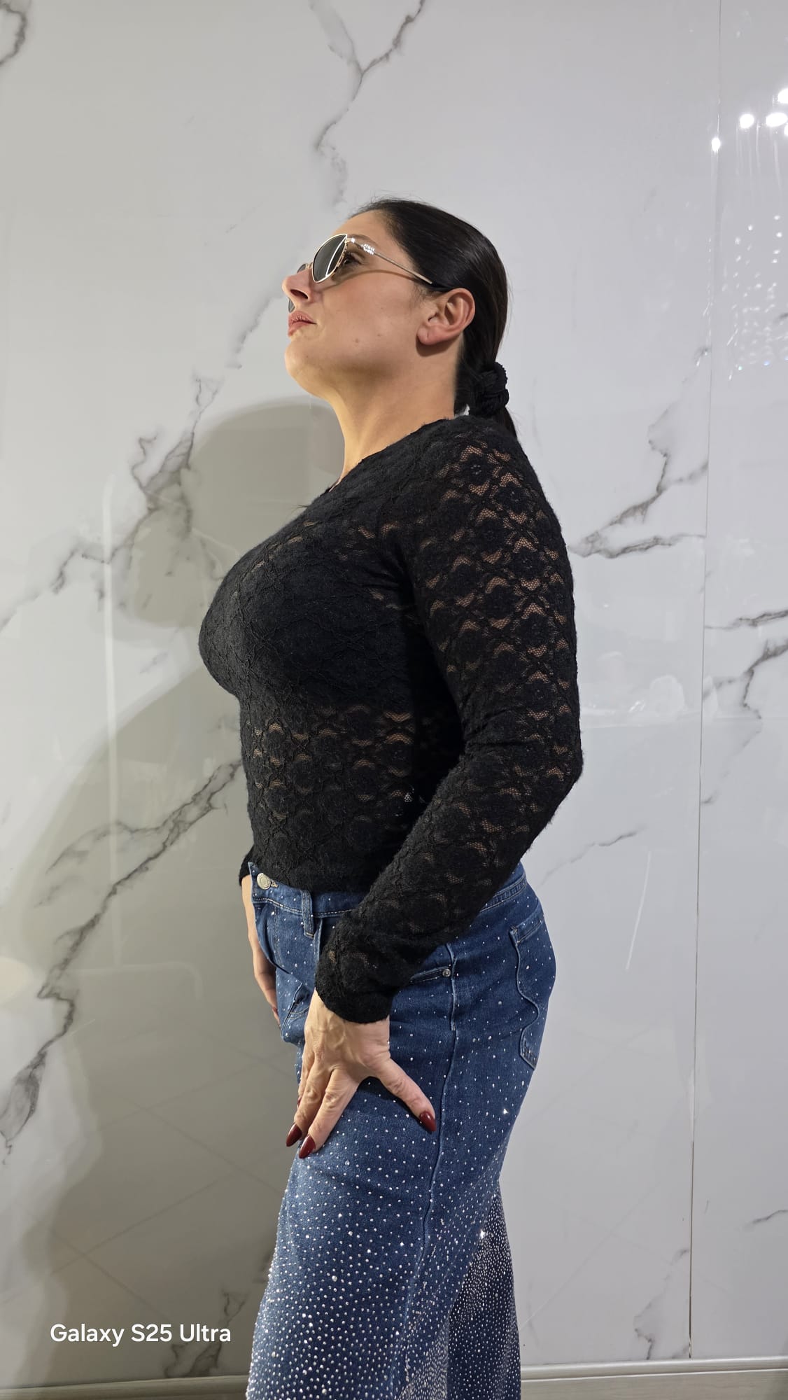 Maglia in Rete Nera con Maniche Lunghe e Dettagli in Rete per un Look Elegante e Moderno
