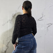 Maglia in Rete Nera con Maniche Lunghe e Dettagli in Rete per un Look Elegante e Moderno