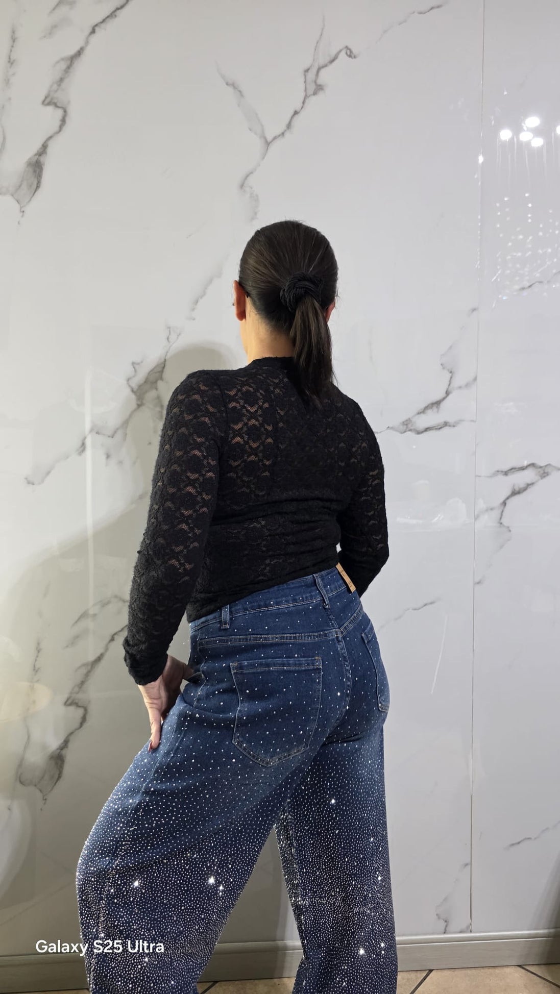 Maglia in Rete Nera con Maniche Lunghe e Dettagli in Rete per un Look Elegante e Moderno