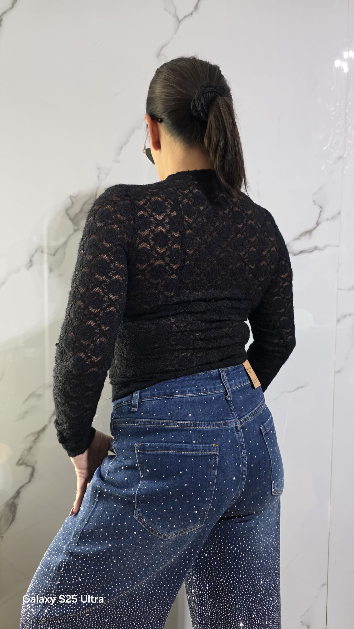Maglia in Rete Nera con Maniche Lunghe e Dettagli in Rete per un Look Elegante e Moderno