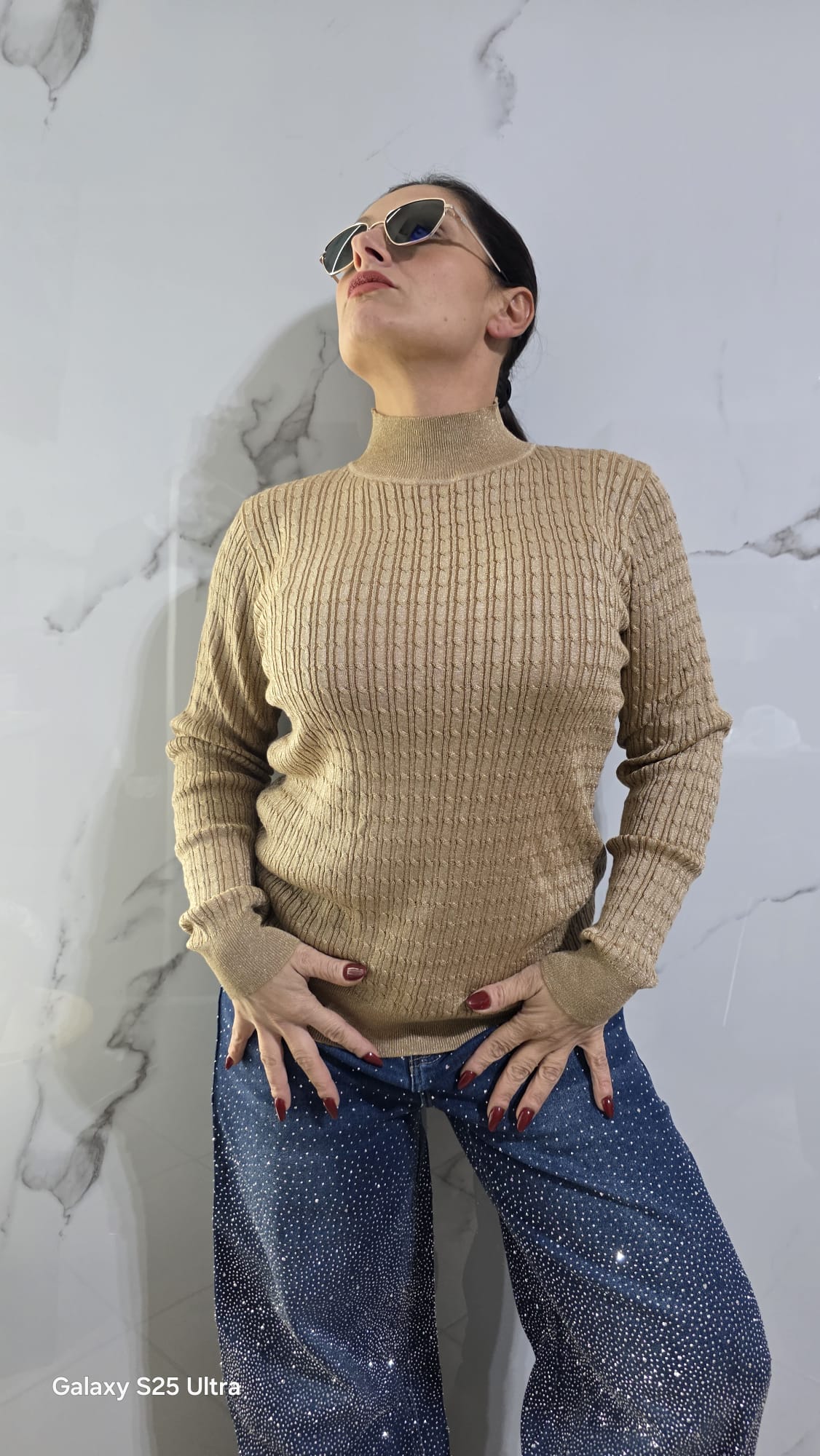 Maglione Donna in Tessuto a Coste Colore Beige con Maniche Lunghe e Collo Alto per un Look Elegante e Comfortevole