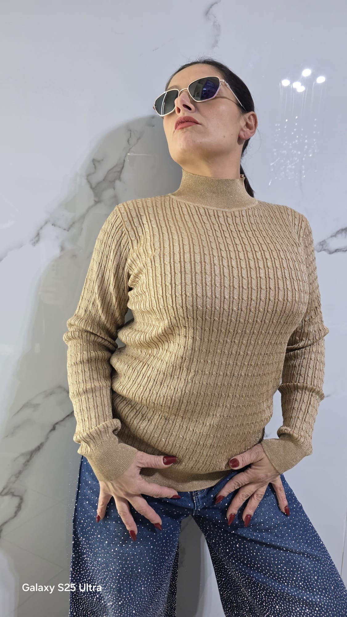Maglione Donna in Tessuto a Coste Colore Beige con Maniche Lunghe e Collo Alto per un Look Elegante e Comfortevole