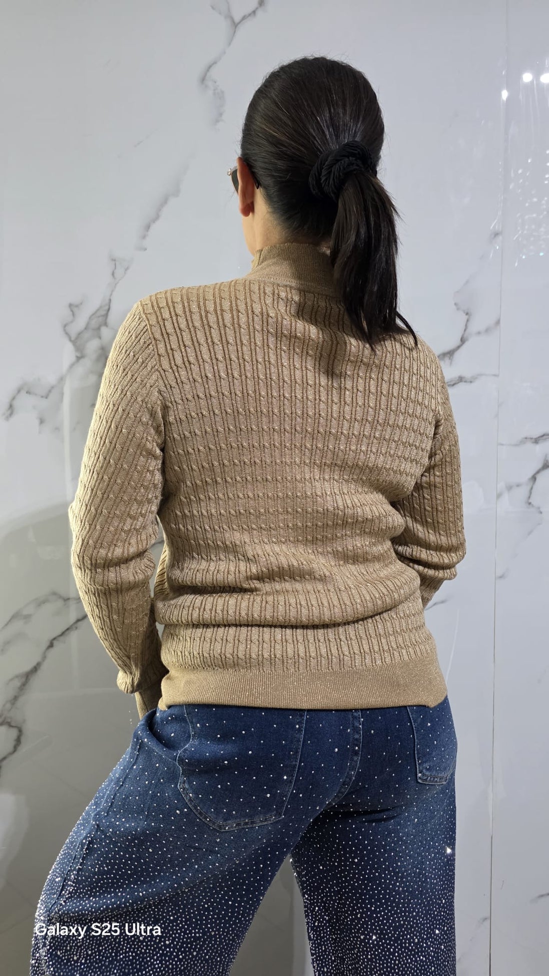 Maglione Donna in Tessuto a Coste Colore Beige con Maniche Lunghe e Collo Alto per un Look Elegante e Comfortevole