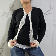 Cardigan Nero con Dettagli in Pizzo Bianco per Donna Elegante e Comfortabile