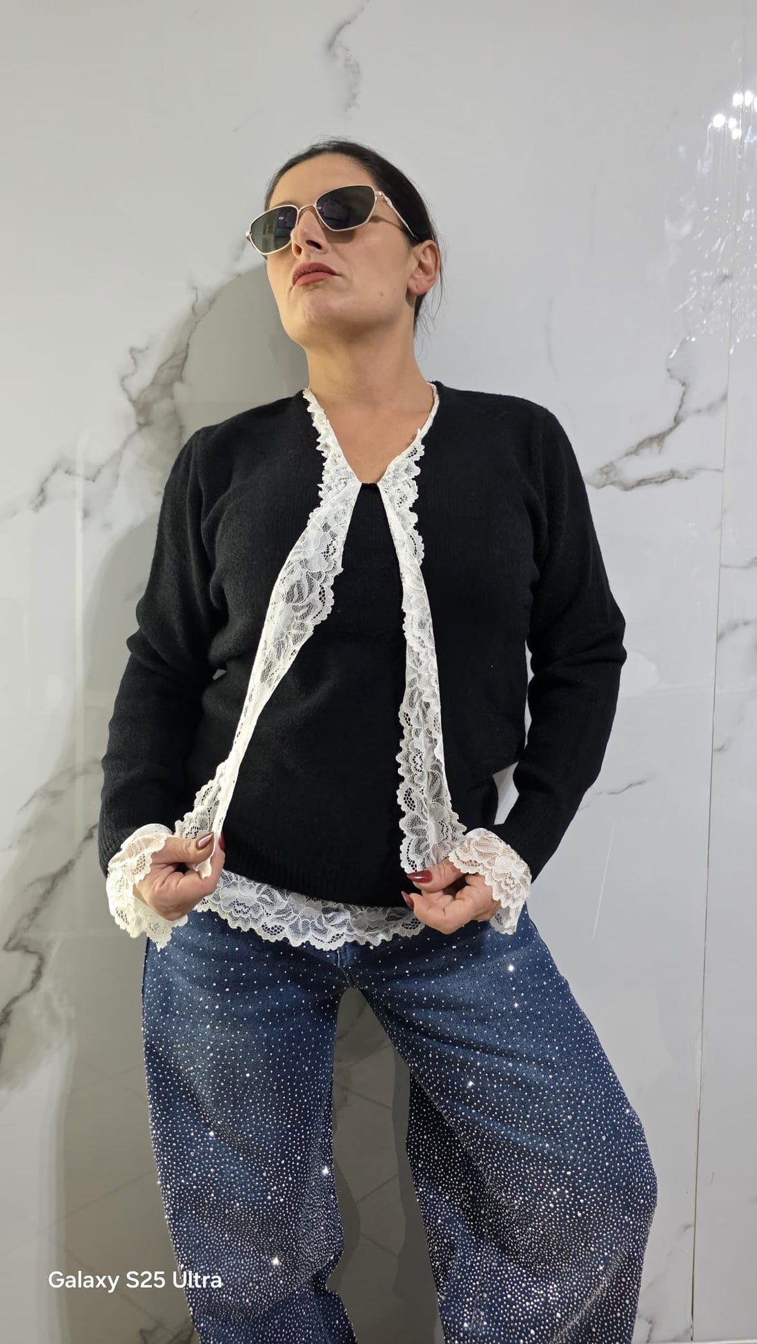 Cardigan Nero con Dettagli in Pizzo Bianco per Donna Elegante e Comfortabile