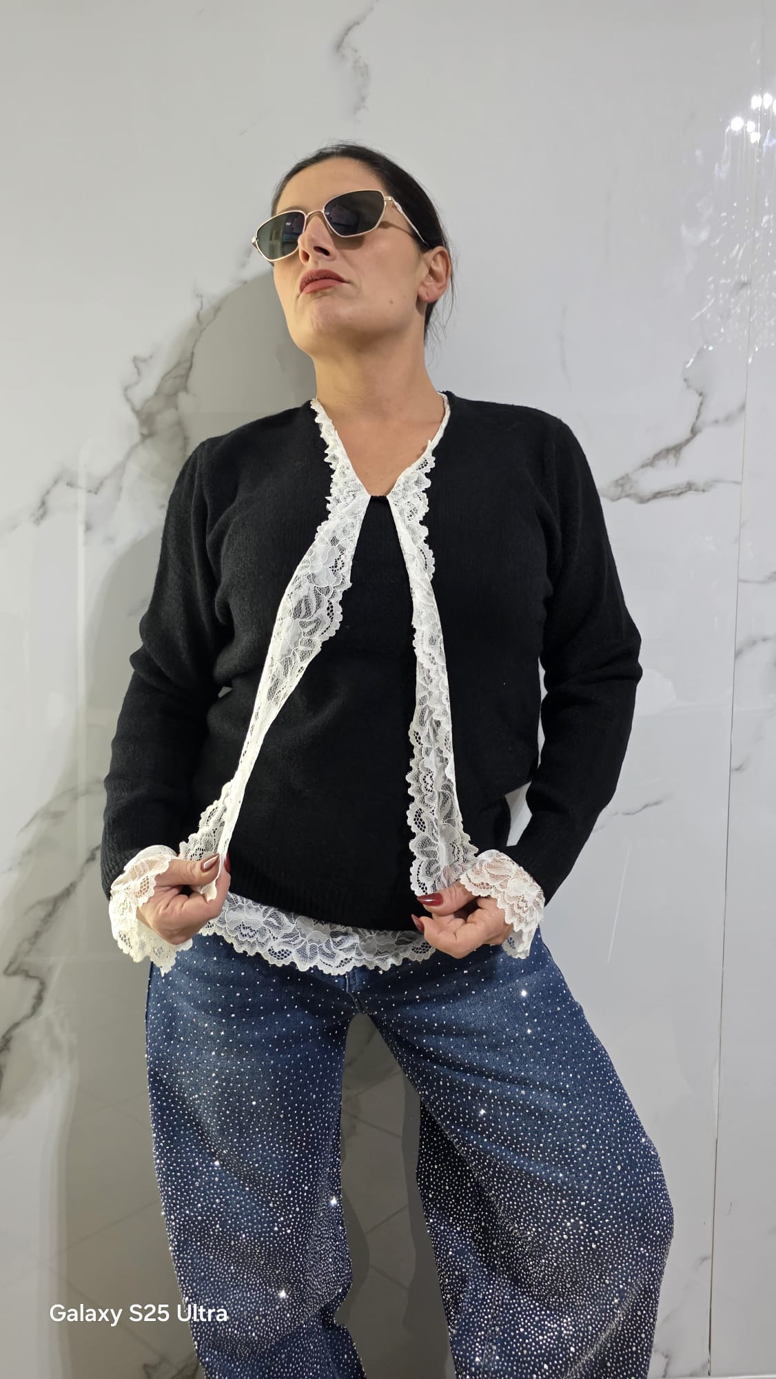 Cardigan Nero con Dettagli in Pizzo Bianco per Donna Elegante e Comfortabile