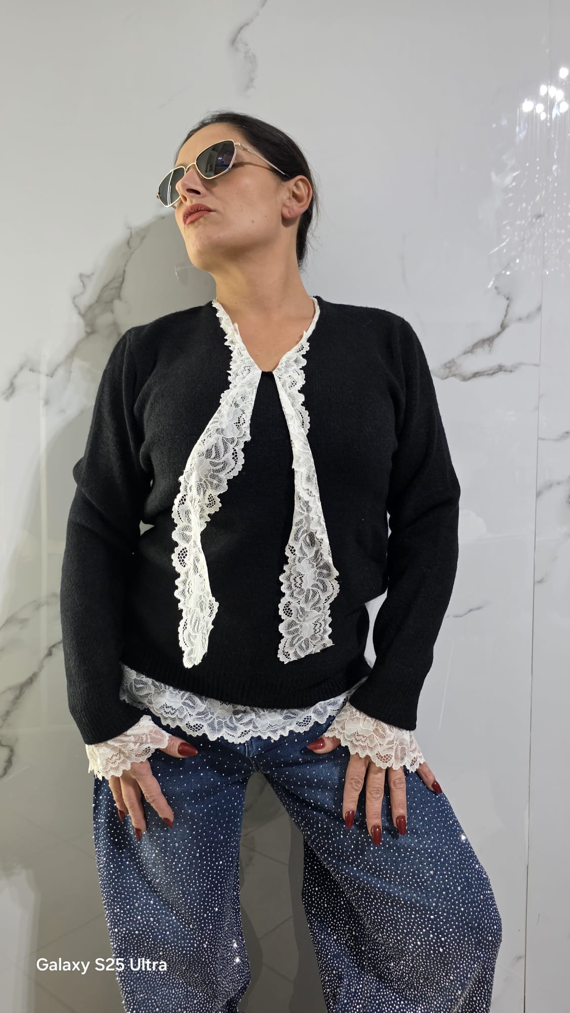 Cardigan Nero con Dettagli in Pizzo Bianco per Donna Elegante e Comfortabile