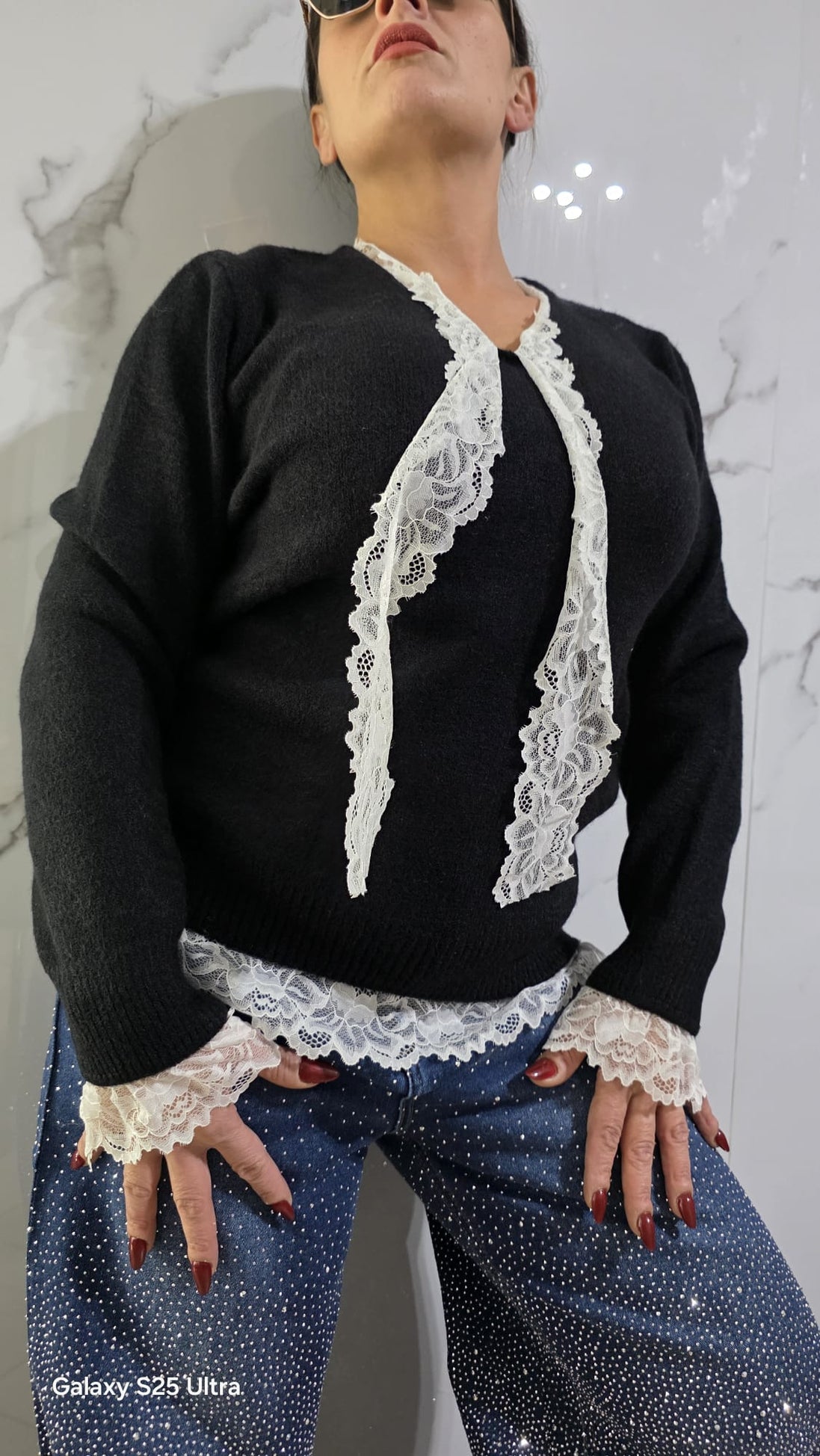 Cardigan Nero con Dettagli in Pizzo Bianco per Donna Elegante e Comfortabile