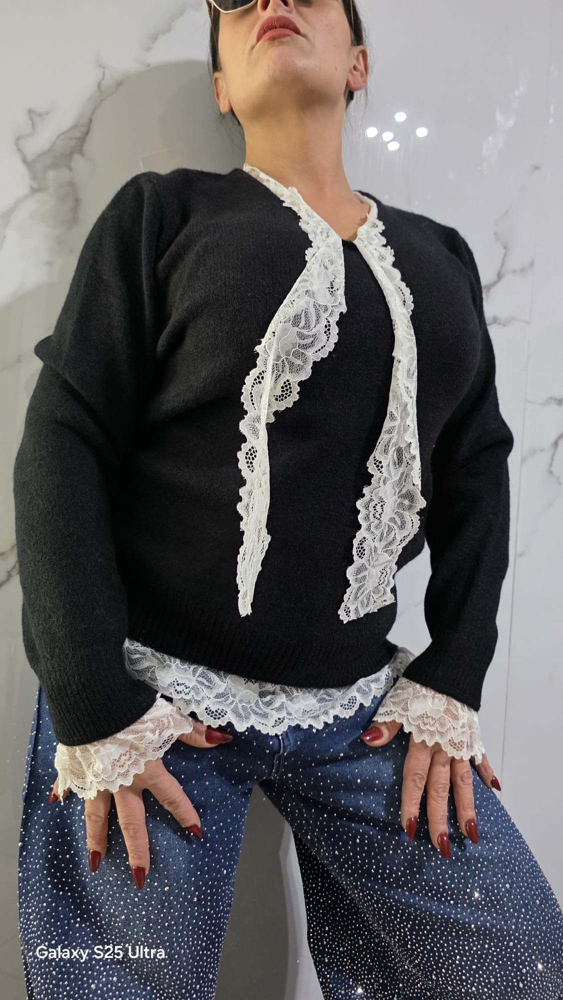 Cardigan Nero con Dettagli in Pizzo Bianco per Donna Elegante e Comfortabile