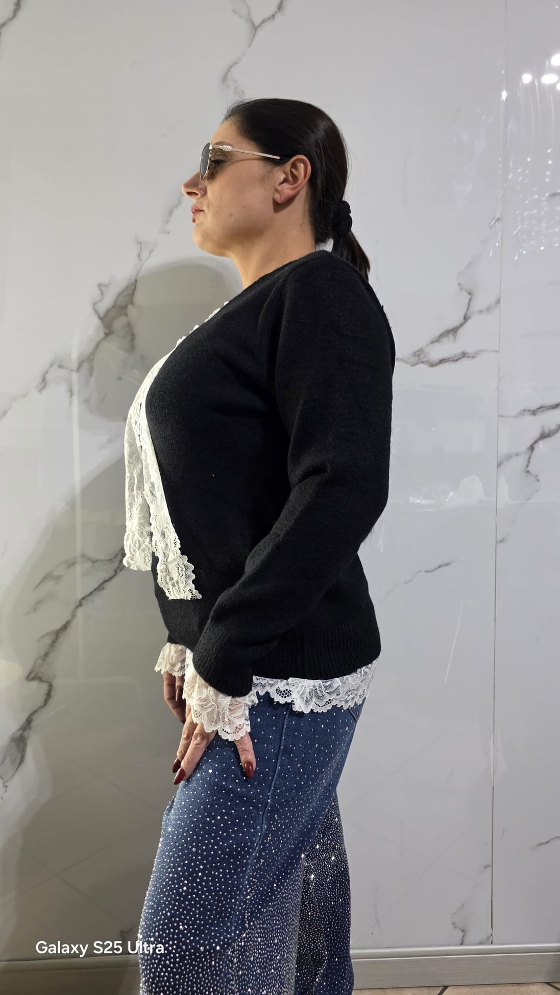 Cardigan Nero con Dettagli in Pizzo Bianco per Donna Elegante e Comfortabile