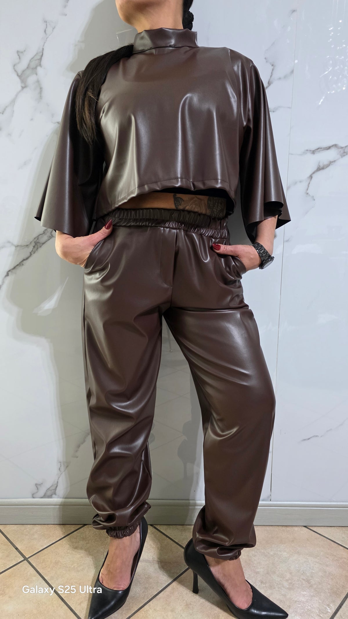 Abbigliamento Donna in Stile Moderno - Top e Pantaloni in Tinta Unita con Design Elegante e Comfortabile