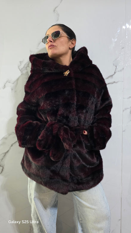 Pelliccia Eco-Friendly Bordeaux in Stile Moderno e Comfortabile per Donna