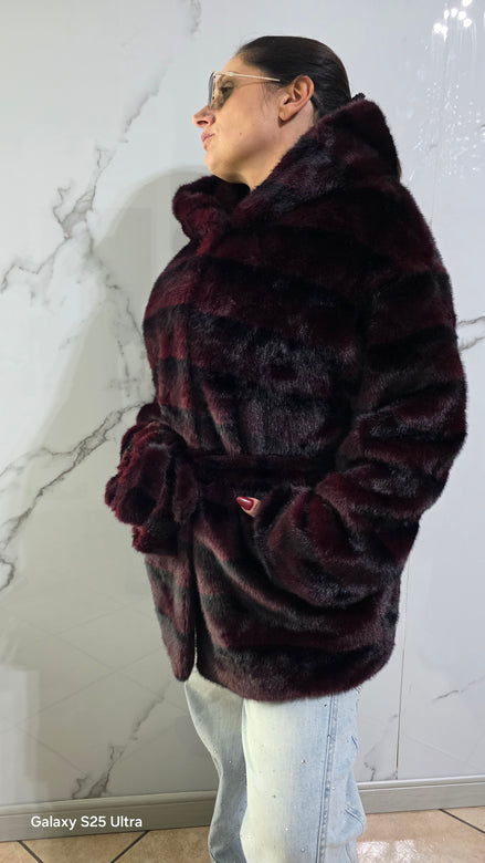 Pelliccia Eco-Friendly Bordeaux in Stile Moderno e Comfortabile per Donna