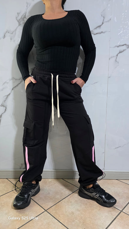 Pantaloni Sportivi Nero con Strisce Rosa Comfort Stile Moderno Tasche Laterali e Posteriori Design Urbano e Funzionale