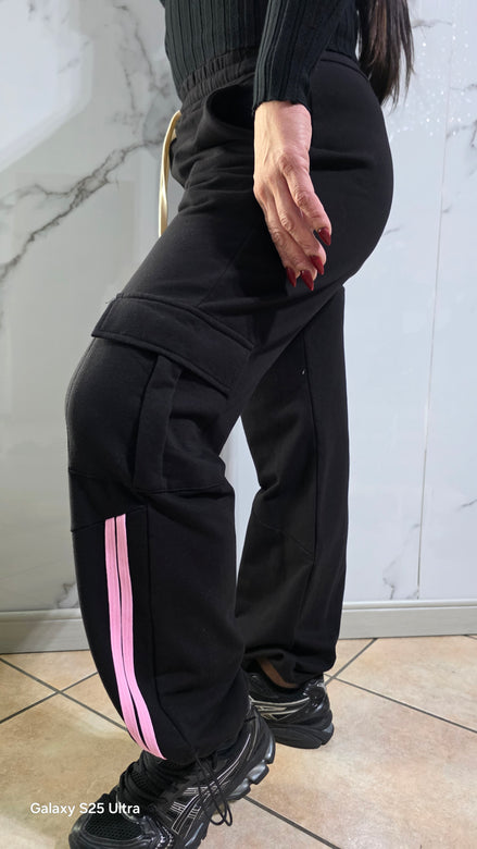 Pantaloni Sportivi Nero con Strisce Rosa Comfort Stile Moderno Tasche Laterali e Posteriori Design Urbano e Funzionale