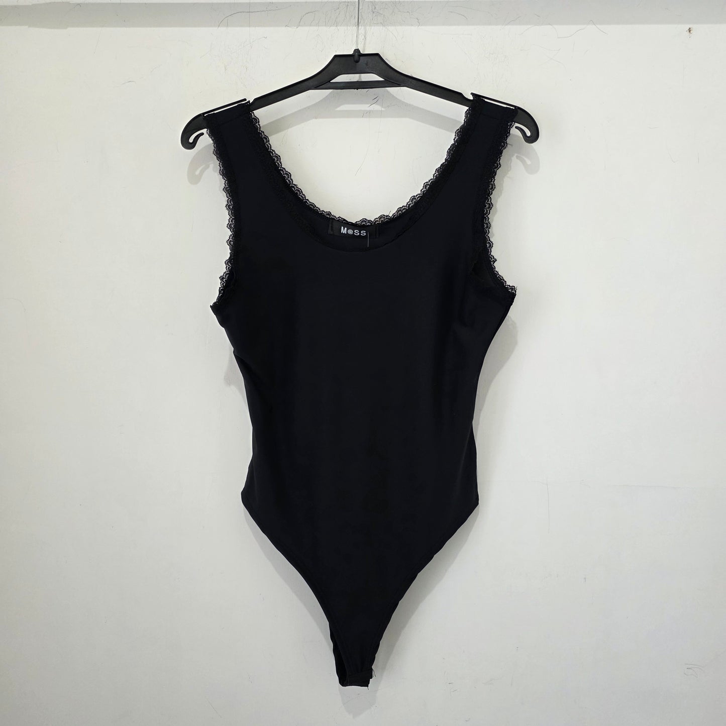 Body con Dettagli in Pizzo e Scollo Ampio 