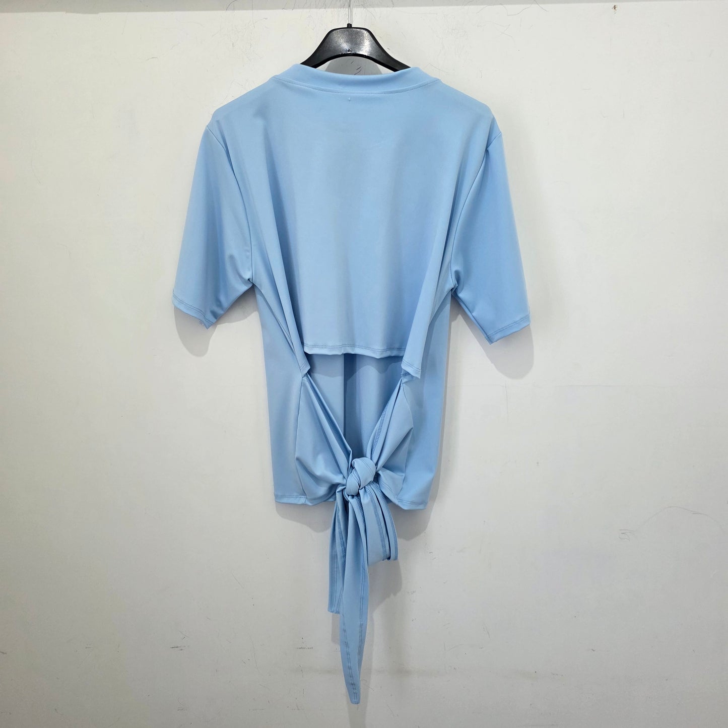 T-shirt con Nodo Posteriore e Maniche Corte